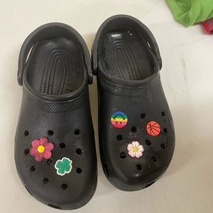 black crocs with jibbits